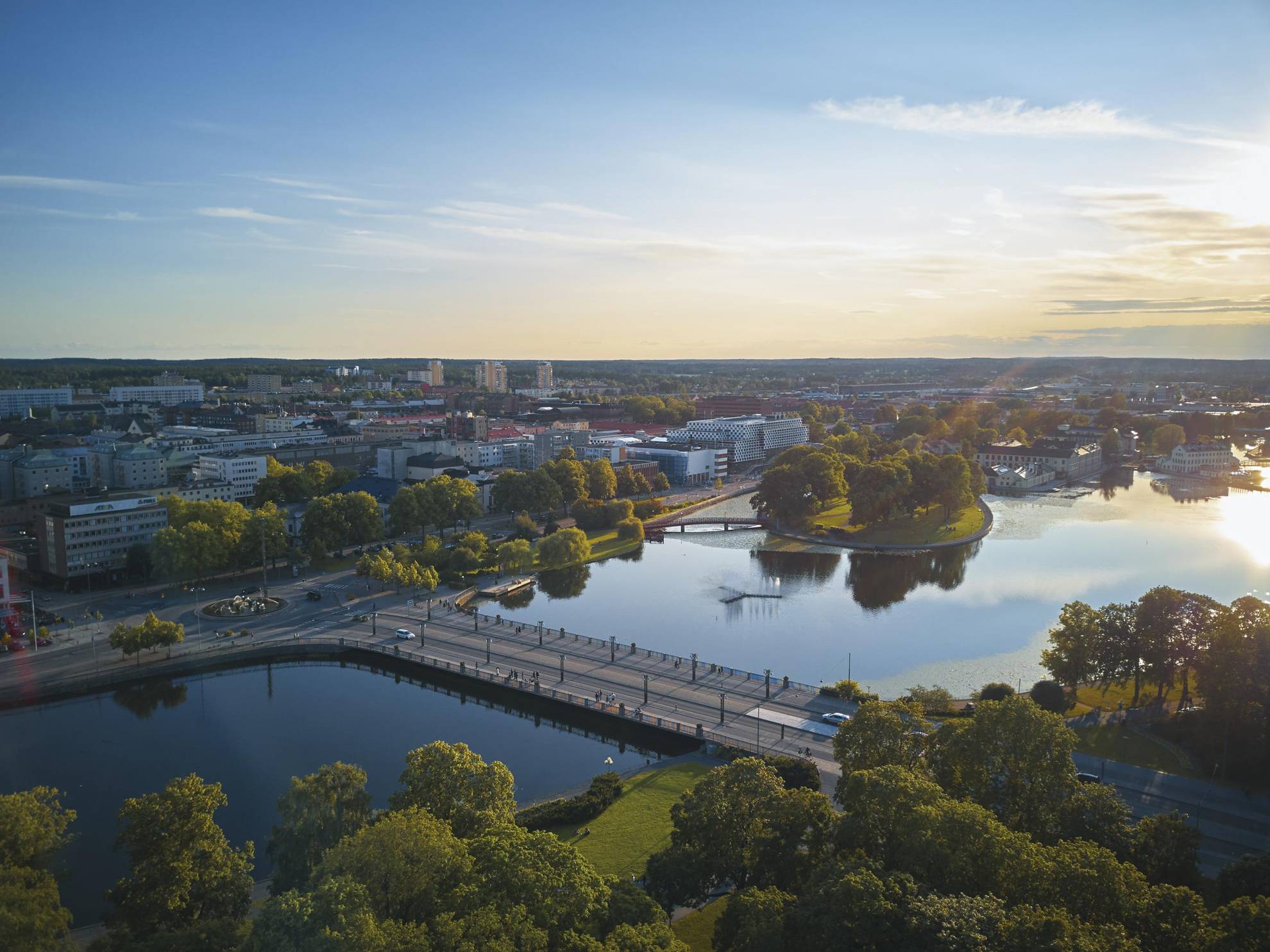 Luchtfoto van Eskilstuna-stad. Een brug over de rivier Eskilstunaån naar het stadscentrum.