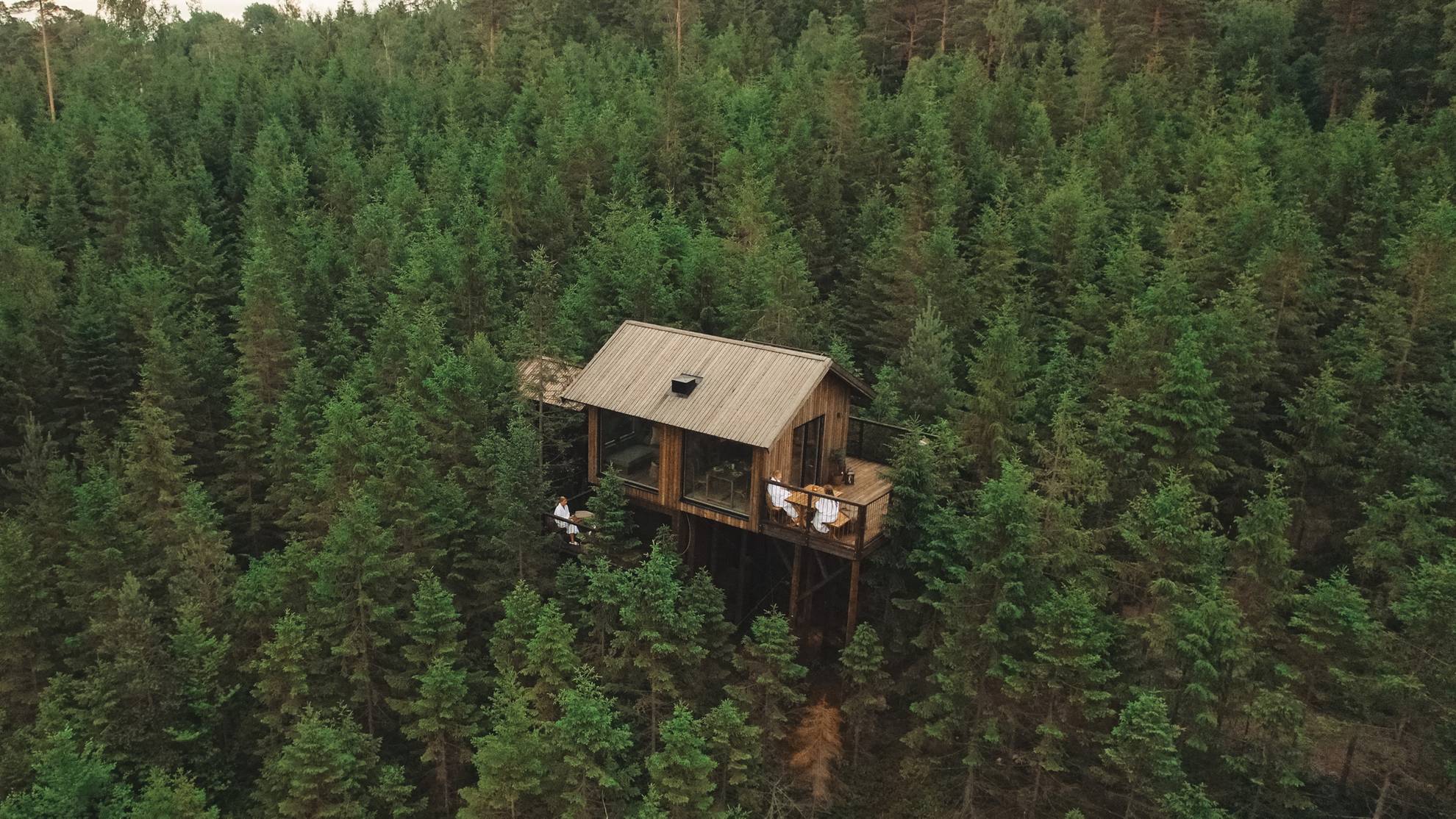 Hut in de bomen in Hyssna Forest Resort.