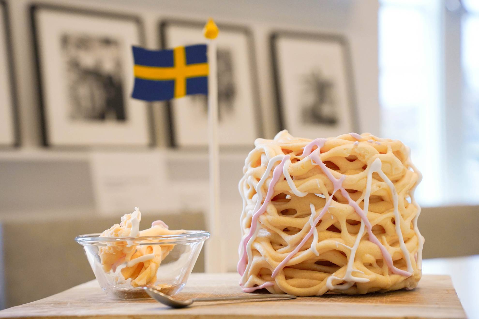 Een "Spettekaka" met een kom ijs en een Zweedse vlag.