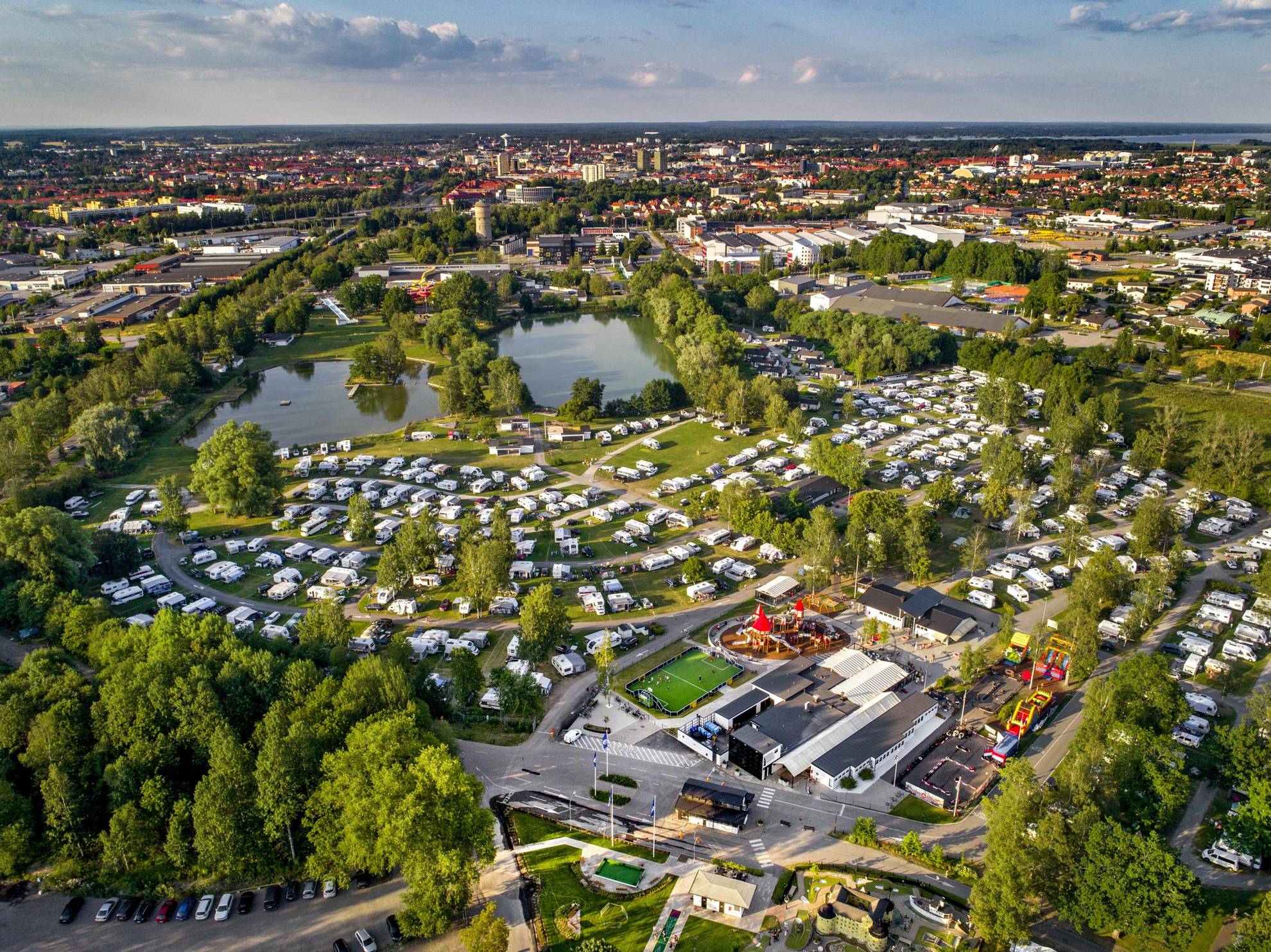 Een luchtfoto van de camping in Gustavsvik in de zomer.