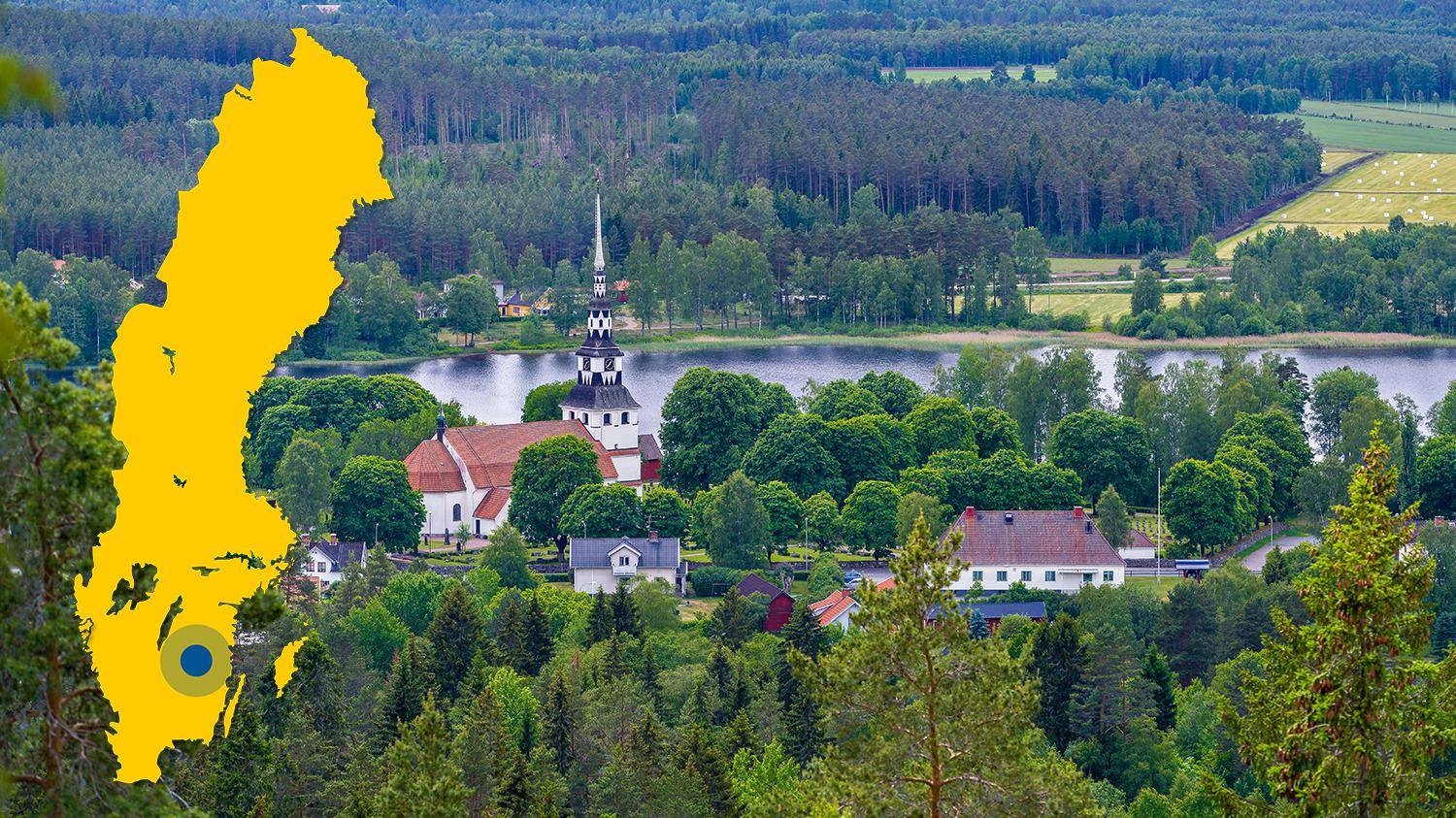 Een witte kerk en een paar huizen zijn omgeven door groen, velden en een meer. Er is een gele kaart van Zweden met een blauwe stip die Ingatorp markeert.