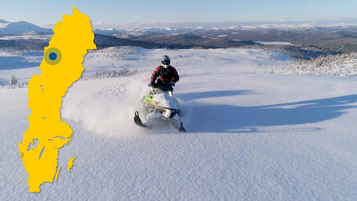 Een sneeuwscooter staat in een sneeuwlandschap. Op een geel kaartje is de locatie van Zweeds Lapland aangeduid.