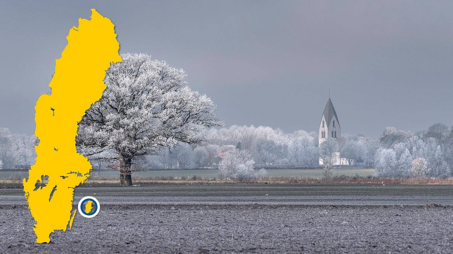 Op de achtergrond van een veld is een witte kerk te zien. De bomen zijn bedekt met vorst. Er is een gele kaart van Zweden met een blauwe stip die Mästerby markeert.