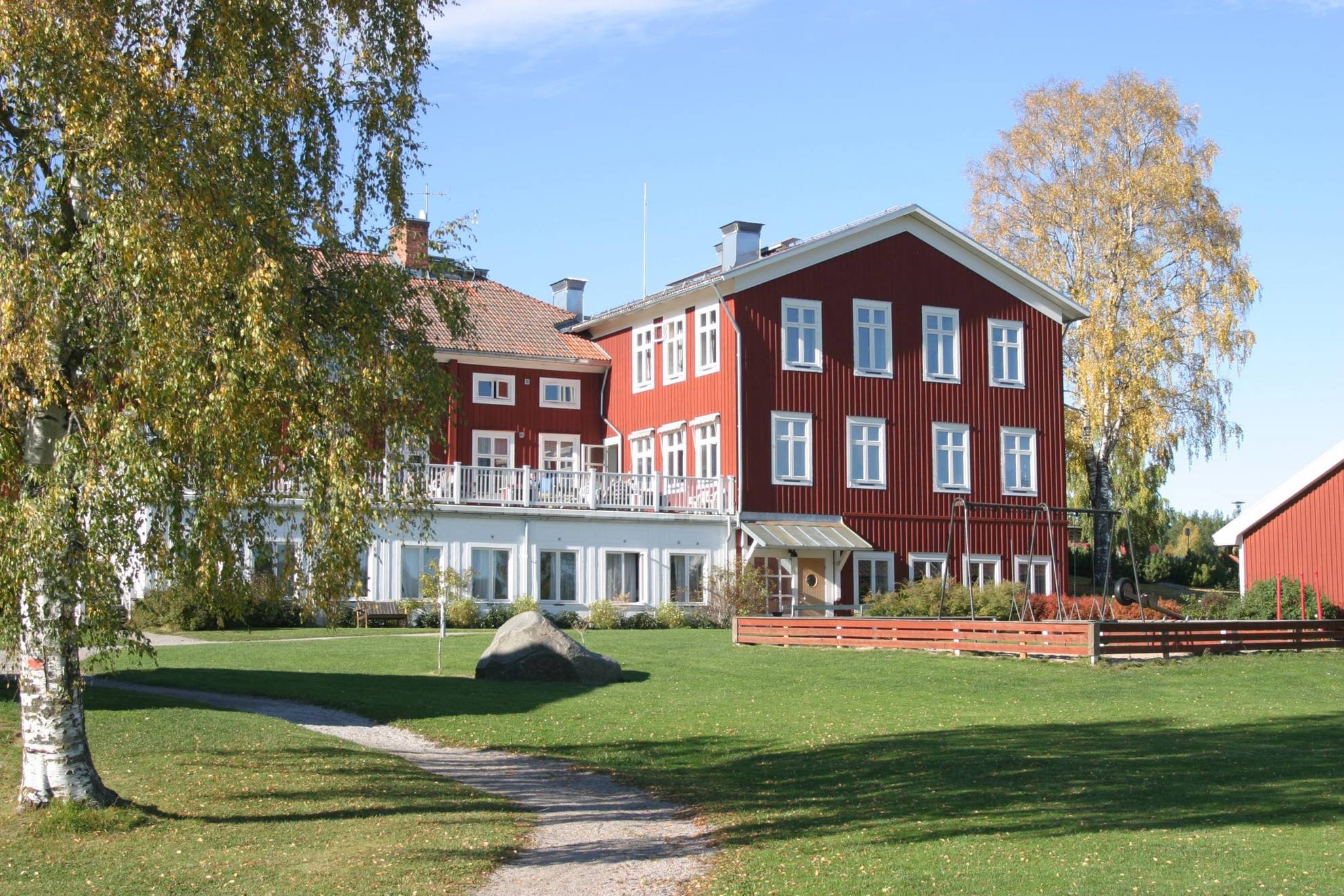 Het hotel STF Undersvik Gårdshotell in Hälsingland tijdens de zomer.