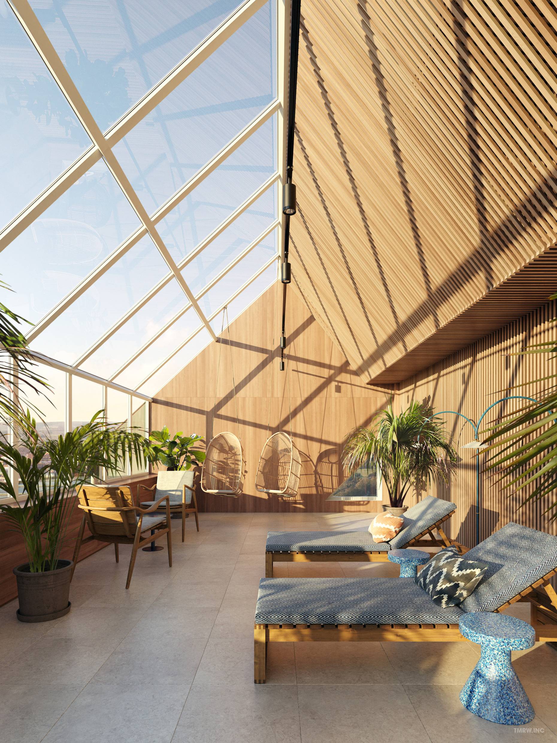 De wellnessruimte van hotel Scandic Södra Kajen met ligbedden en palmbomen. Door de grote ramen schijnt de zon naar binnen.