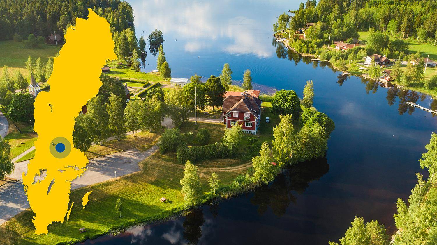 Een rivier mondt uit in een meer. Er zijn een paar huizen omgeven door groen naast het meer. Er is een gele kaart van Zweden met een blauwe stip die Toftan markeert.