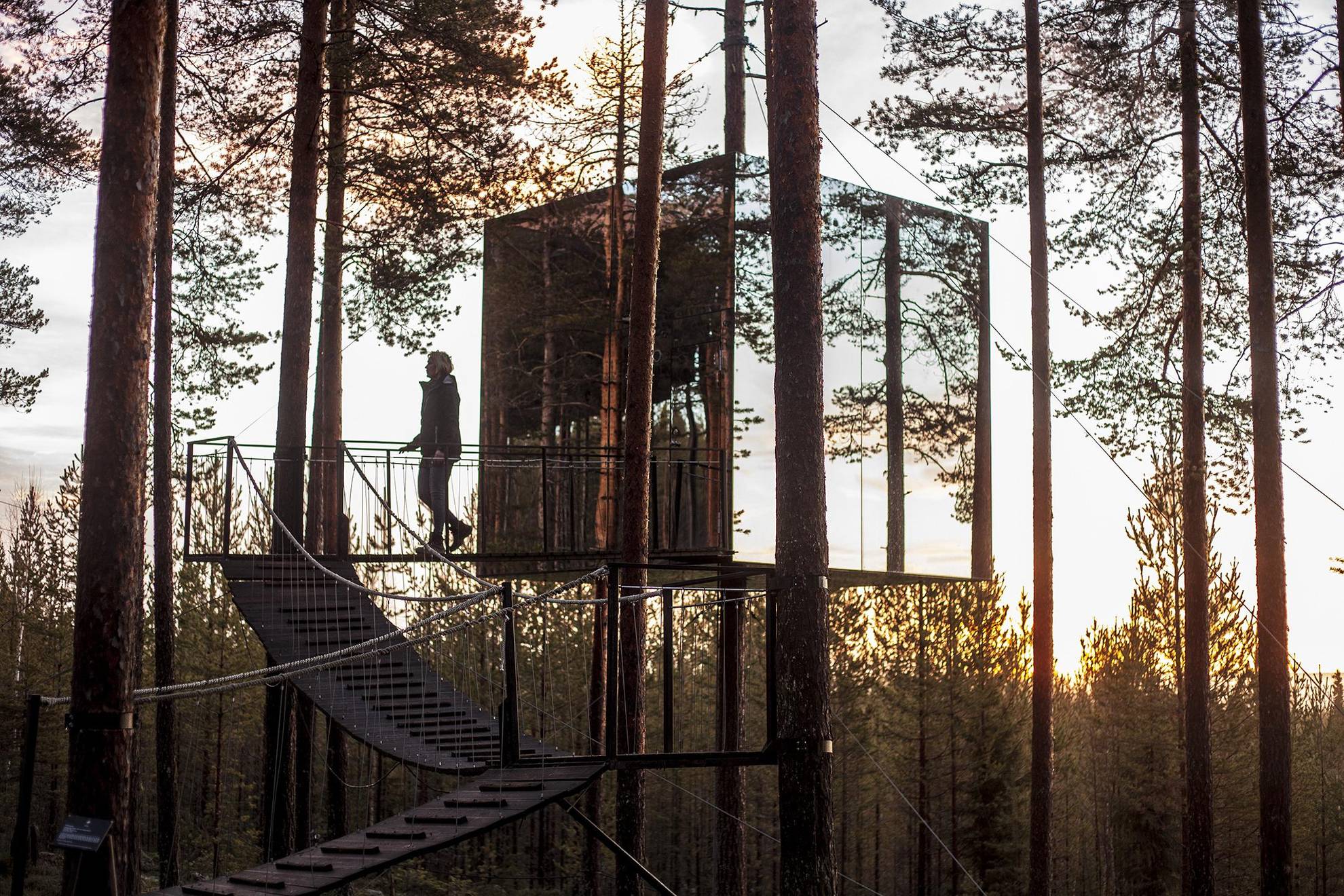 De spiegelkubus van het Treehotel in Harads, Swedish Lapland