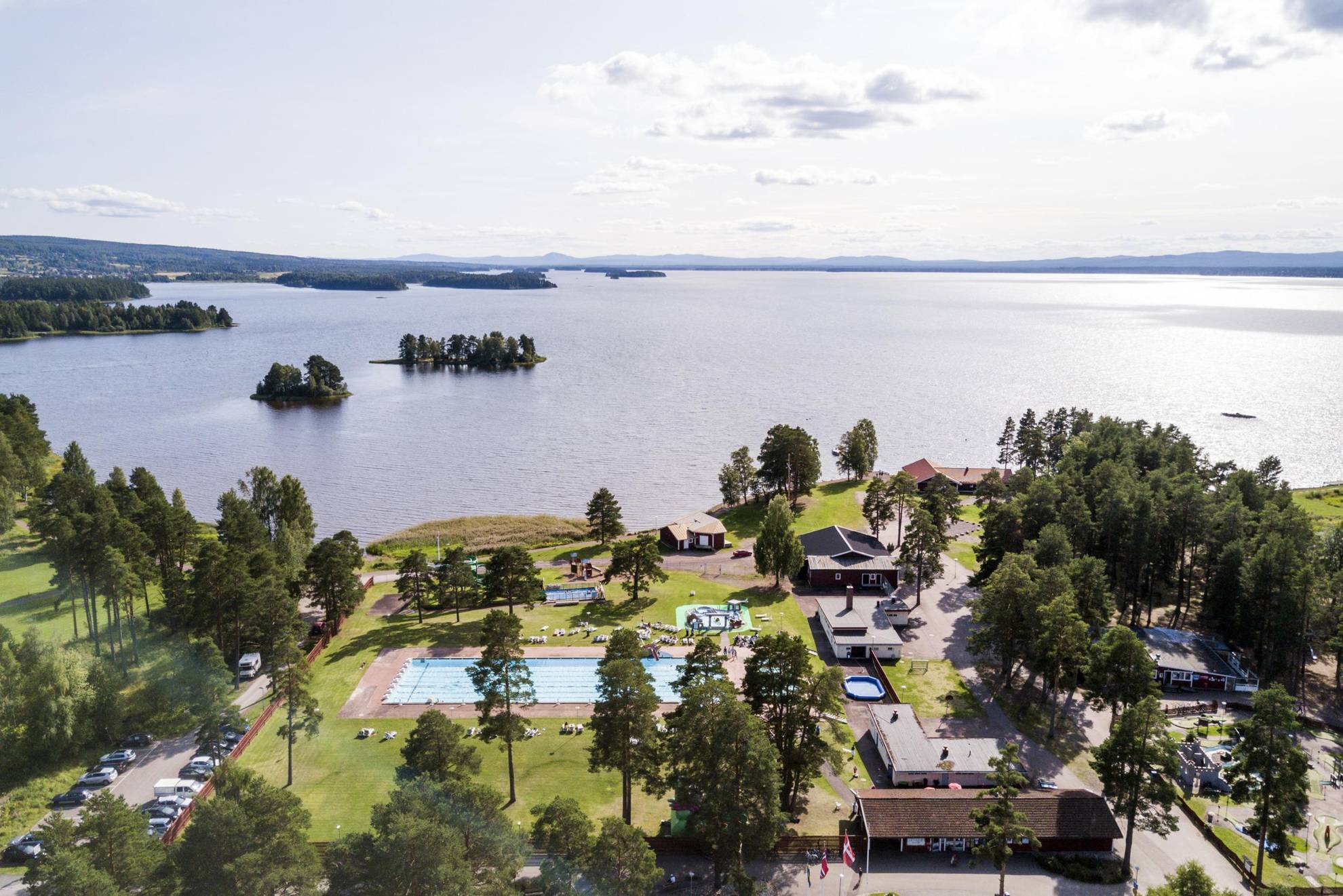 Een zicht op First Camp Orsa dat naast het meer Orsa sjön ligt.