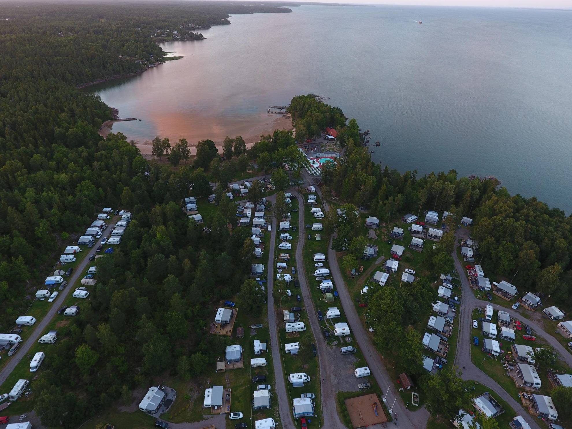 Een luchtfoto van Ursand resort & camping in de zomer.