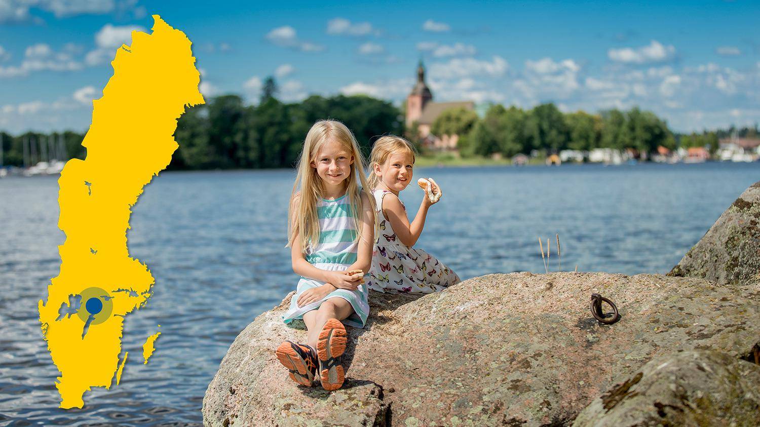 Twee kinderen, meisjes, zitten in de zomer op een klif naast het water. Een gele kaart van Zweden met een markering die de locatie van Askersund aangeeft.