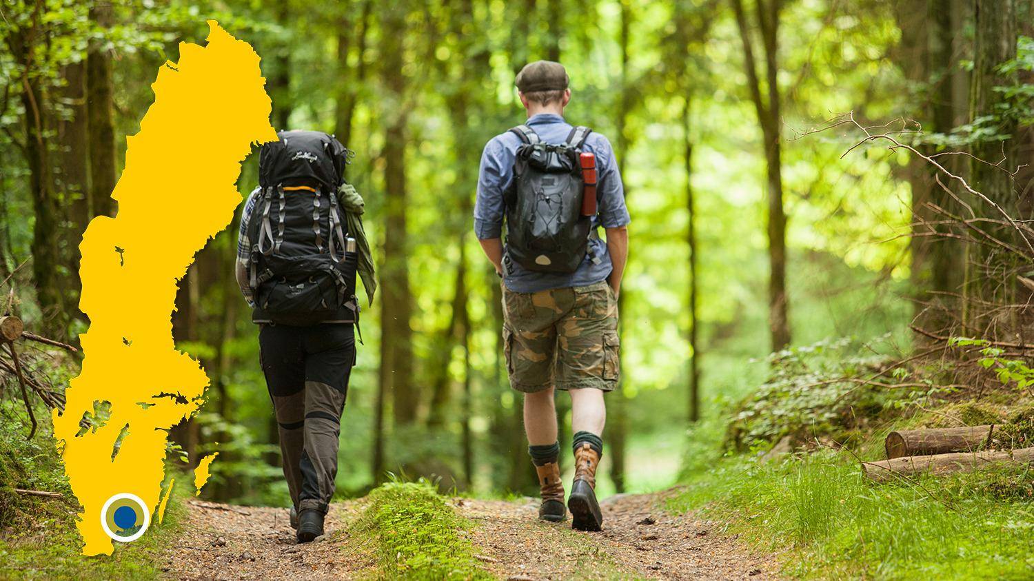 Twee mensen die met rugzakken in een bos wandelen. De afbeelding toont een gele kaart van Zweden met een markering die de locatie van Hemsjö aangeeft.