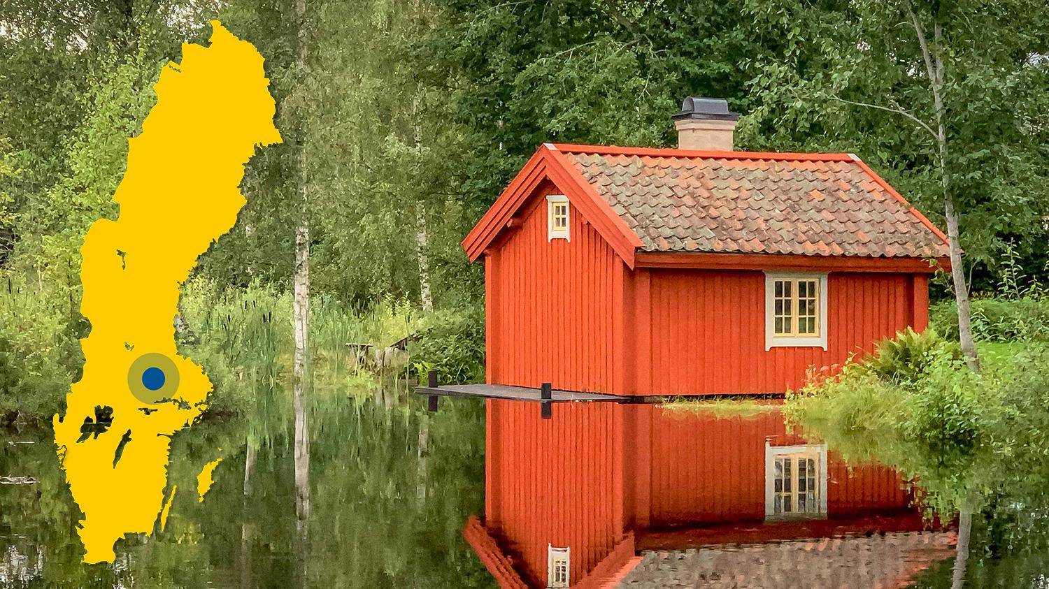 Aan de rand van het water staat een rood houten huis met een rood pannendak. Het huis wordt weerspiegeld in het water. De afbeelding toont een gele kaart van Zweden met een markering die de locatie van Norberg aangeeft.