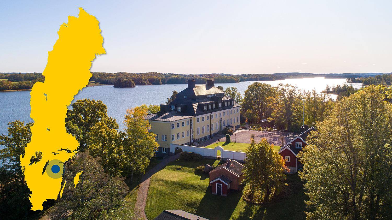 Op een heuvel met uitzicht over het water staat een landhuis met een gele gevel. Op de foto is een gele kaart van Zweden te zien met een merkteken waarop Rimforsa staat.