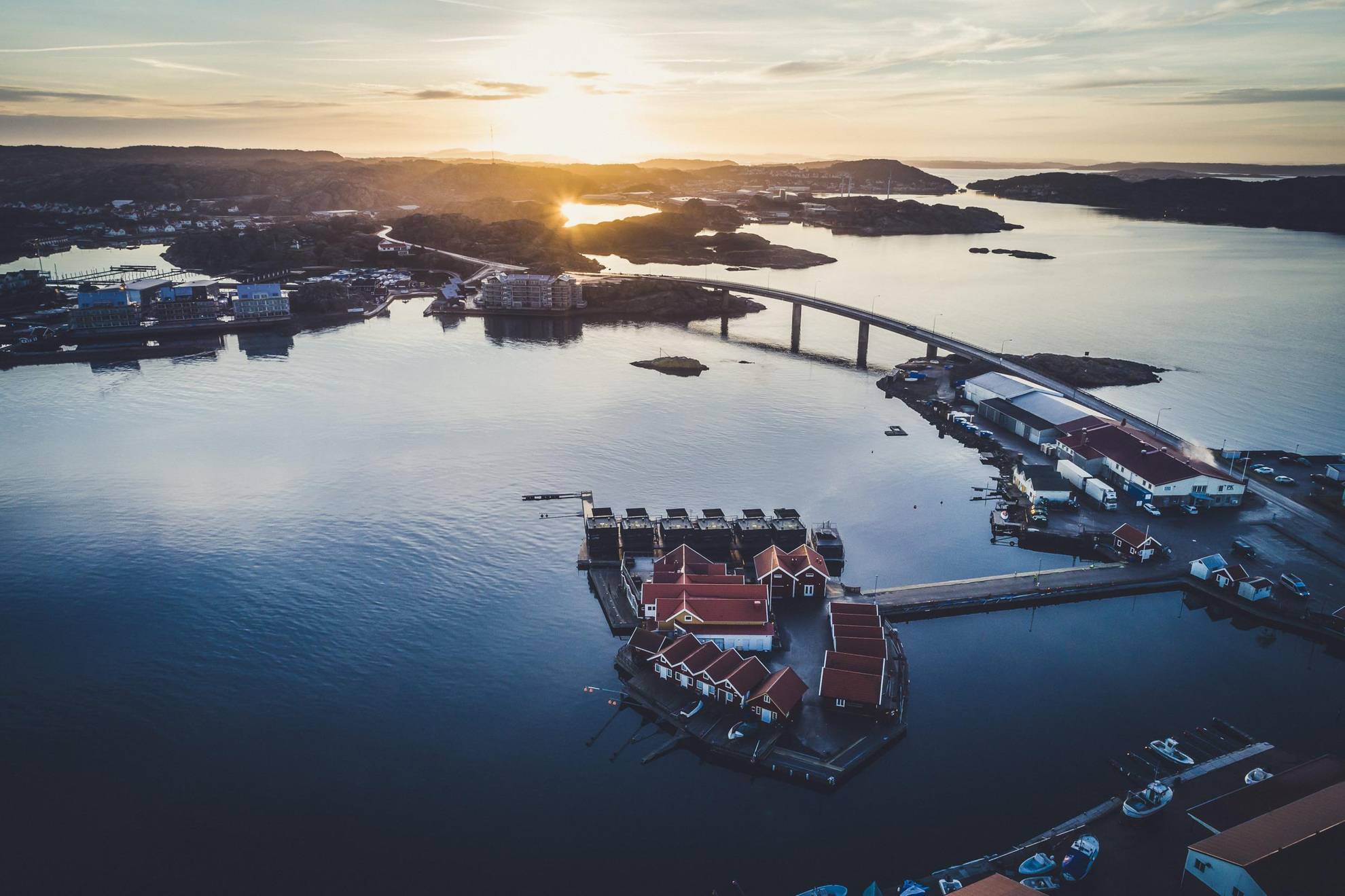 Luchtfoto van het drijvende hotel en restaurant Salt & Sill en omgeving in de archipel van West-Zweden.