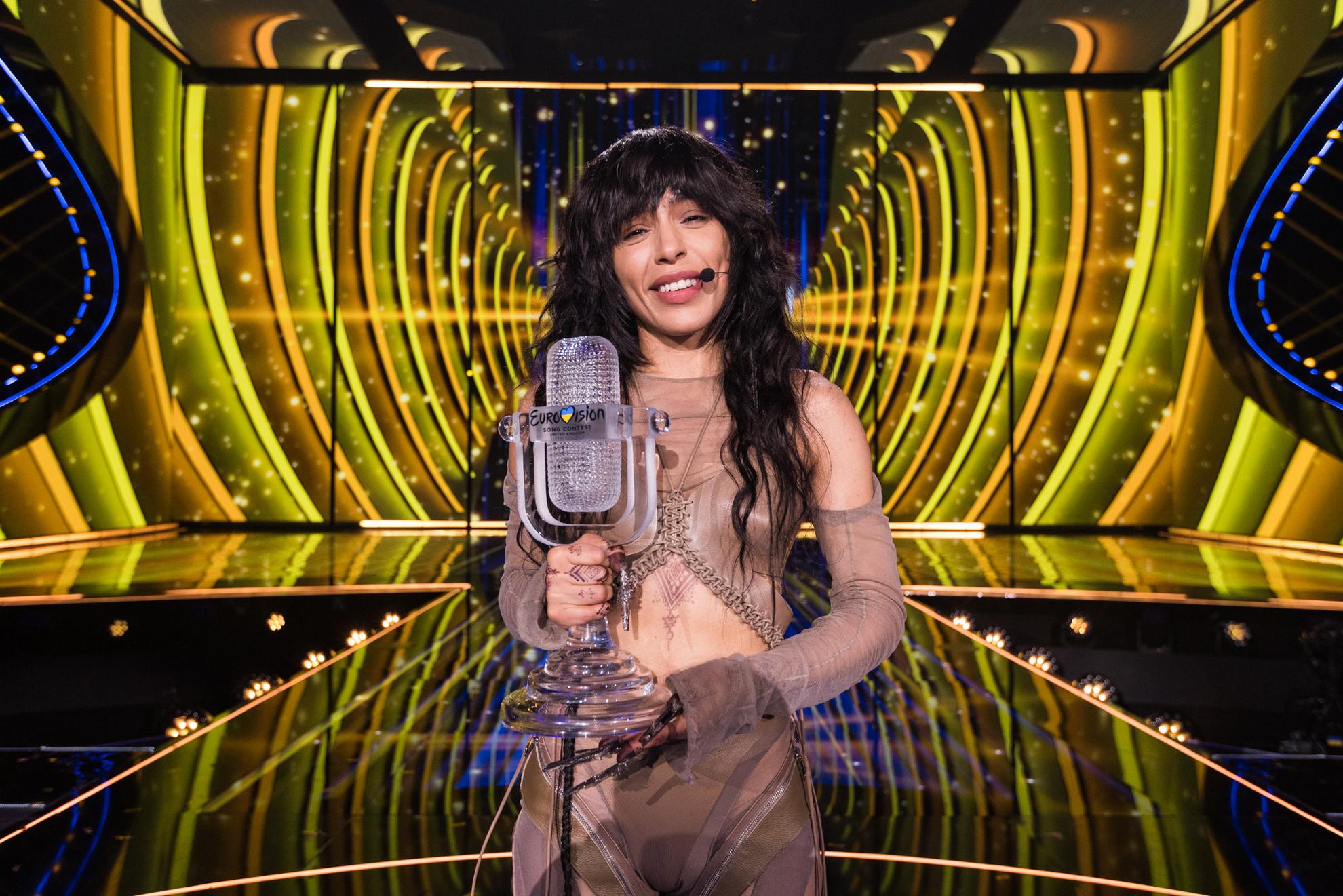 De Zweedse zangeres Loreen houdt de trofee van het Eurovisie Songfestival vast na haar overwinning in 2023.