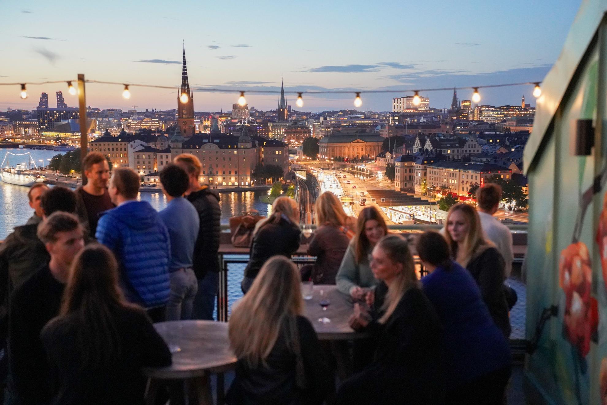 Mensen genieten van de rooftop van restaurant en bar Freyja.