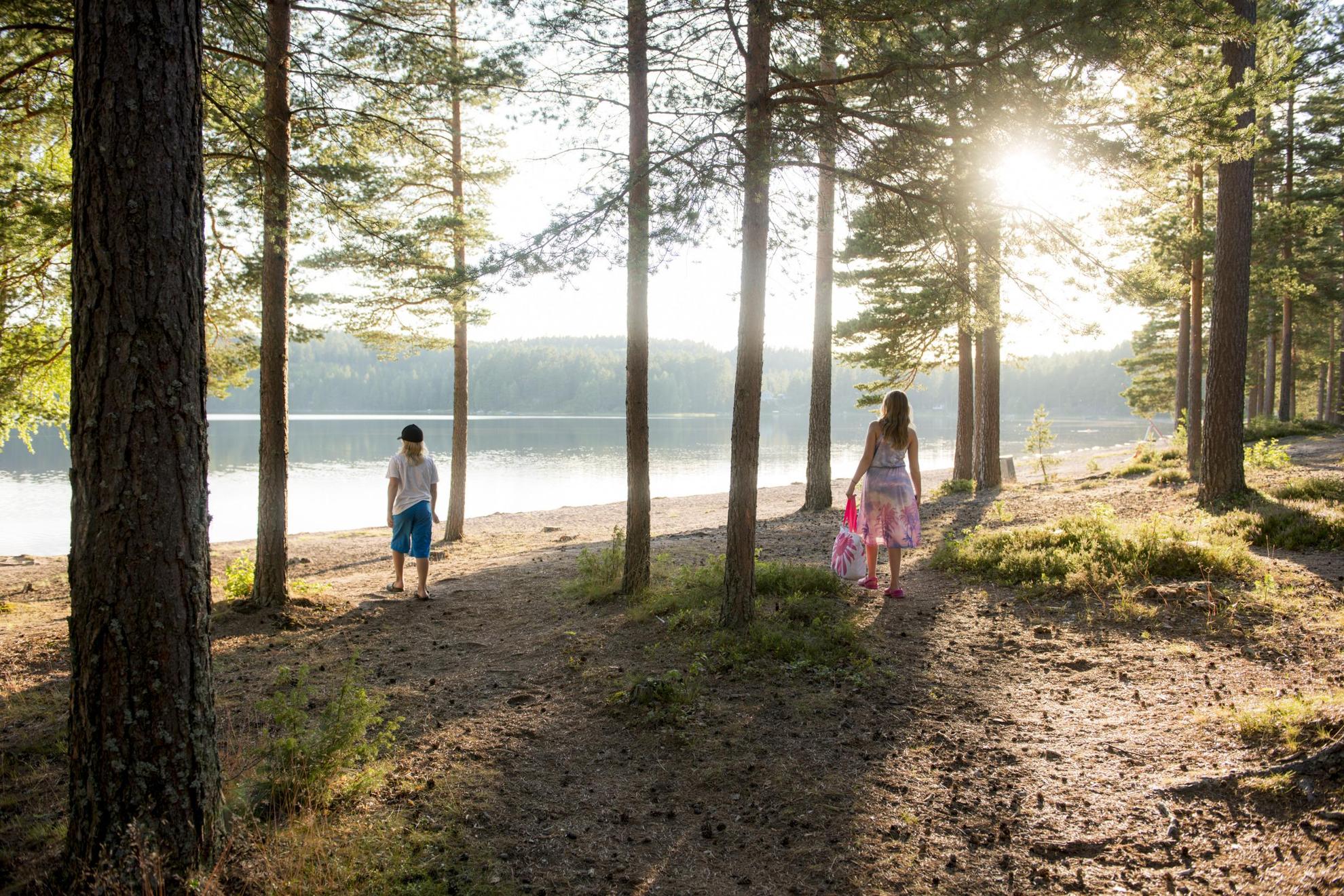 Kinderen in het bos bij het Dammsjön-meer, Dalarna