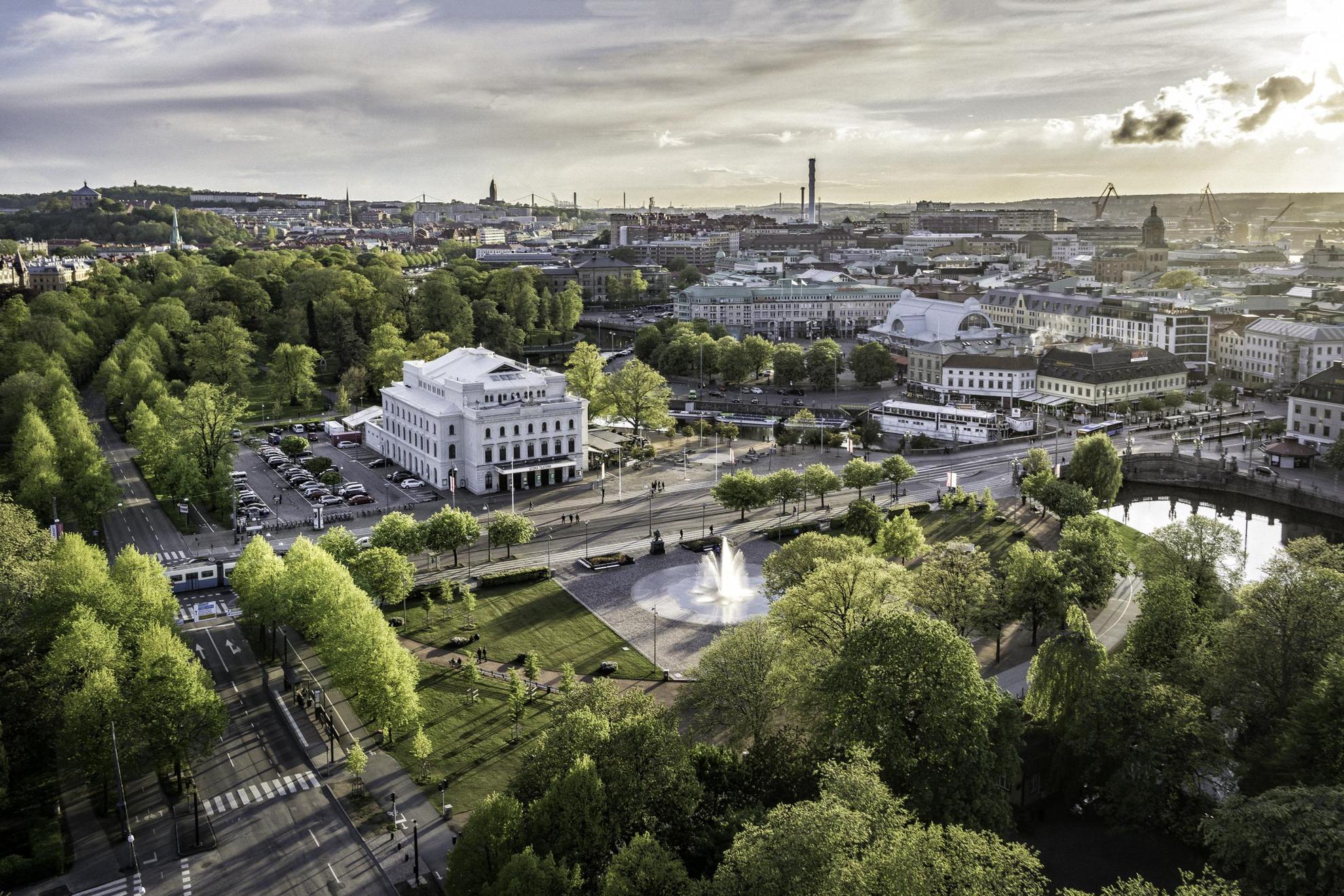 Luchtfoto van Göteborg. Een groot wit gebouw, een fontein en weelderig groen op de voorgrond.
