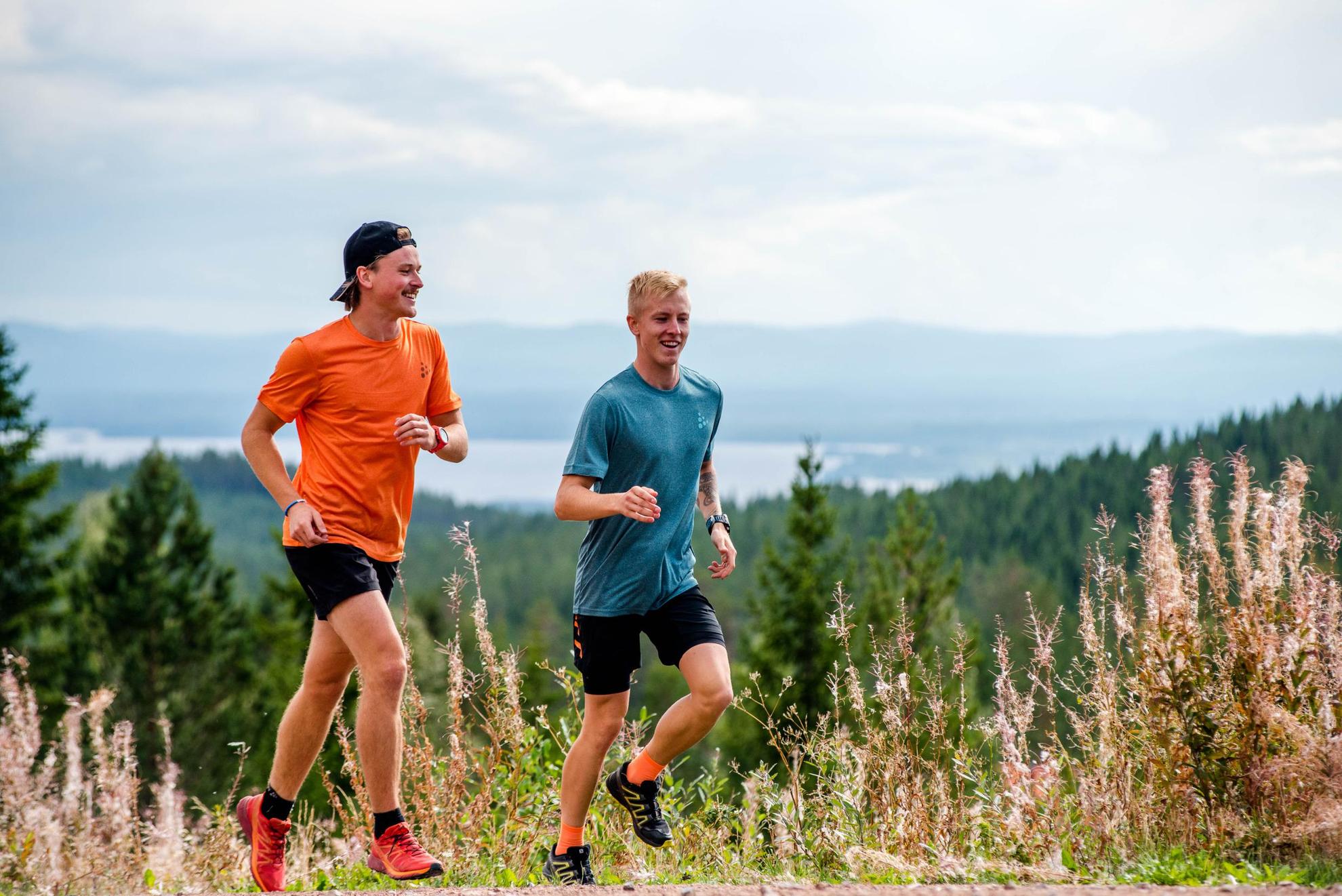 In de zomer rennen twee mannen een heuvel op.