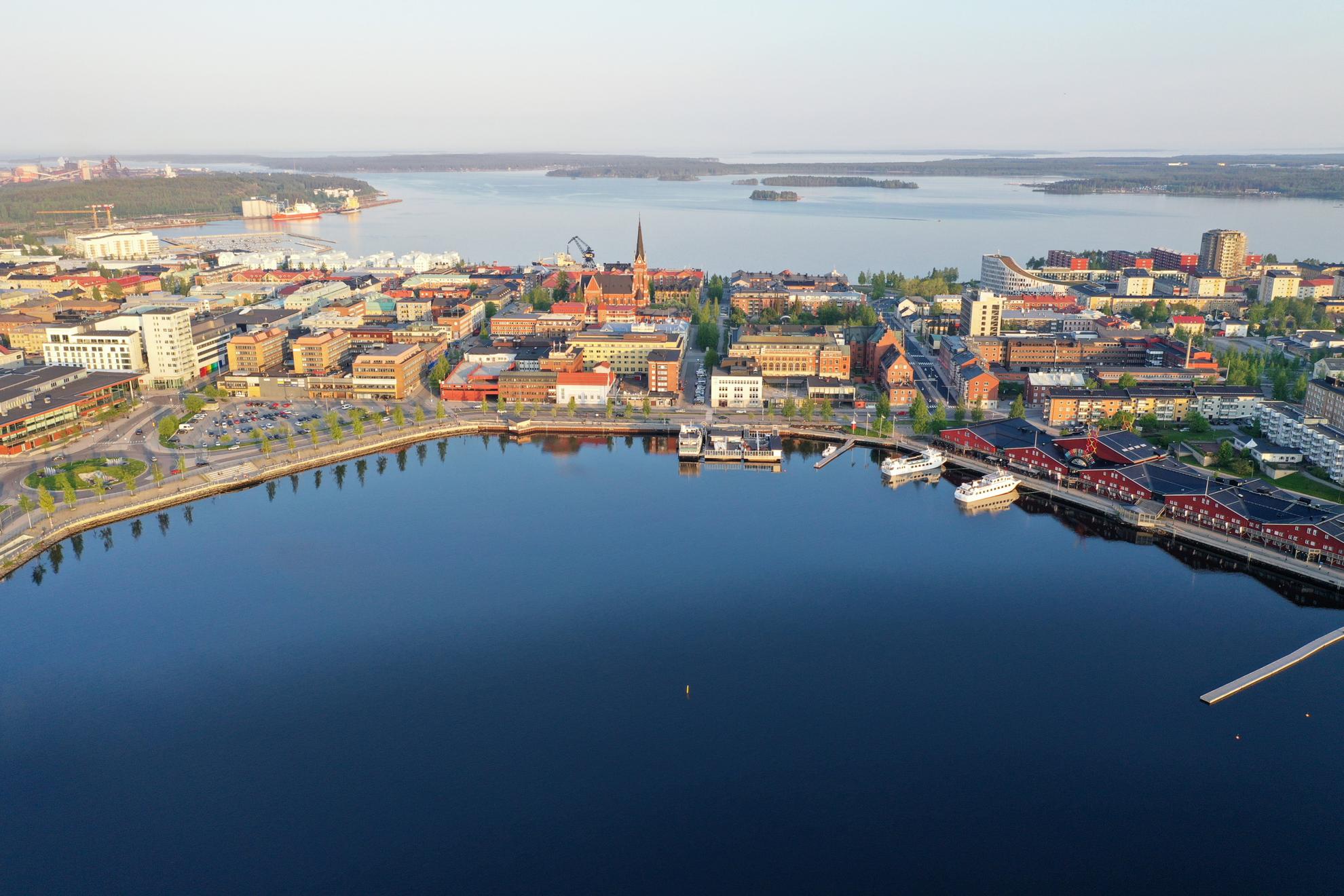 Luchtfoto uitzicht over de noordelijke haven van Luleå bij zonnig weer.