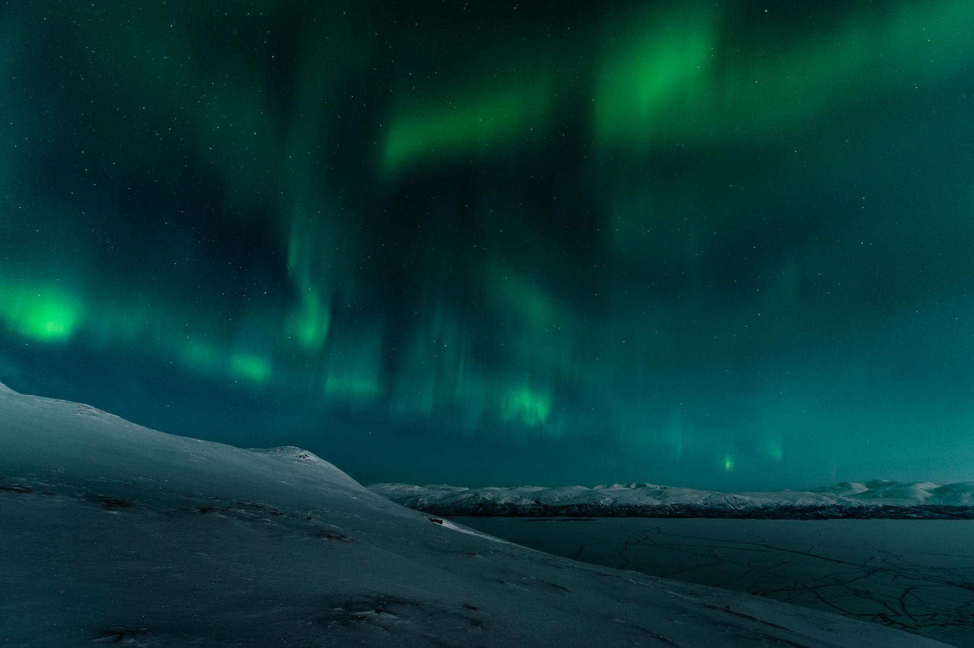 Noorderlicht boven de bergen in Zweeds Lapland.