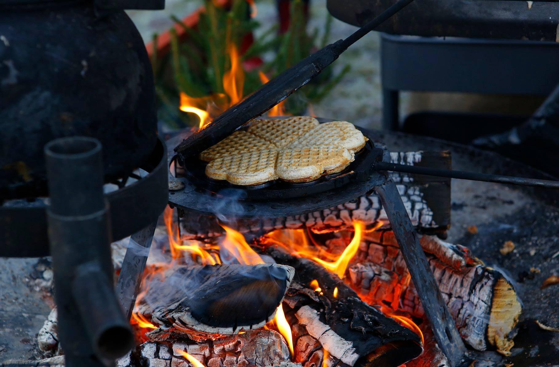 Close-up van een wafel die boven open vuur bakt.