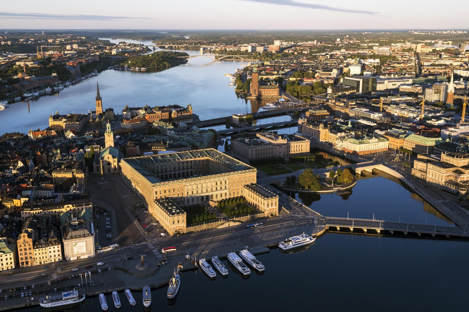 Luchtfoto uitzicht over de stad Stockholm en het omringende water, het Koninklijk Paleis, stadhuizen en andere gebouwen.
