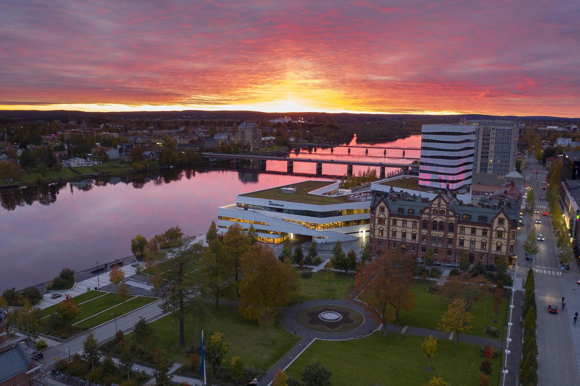 Zonsondergang over de rivier en de stad in Umeå.