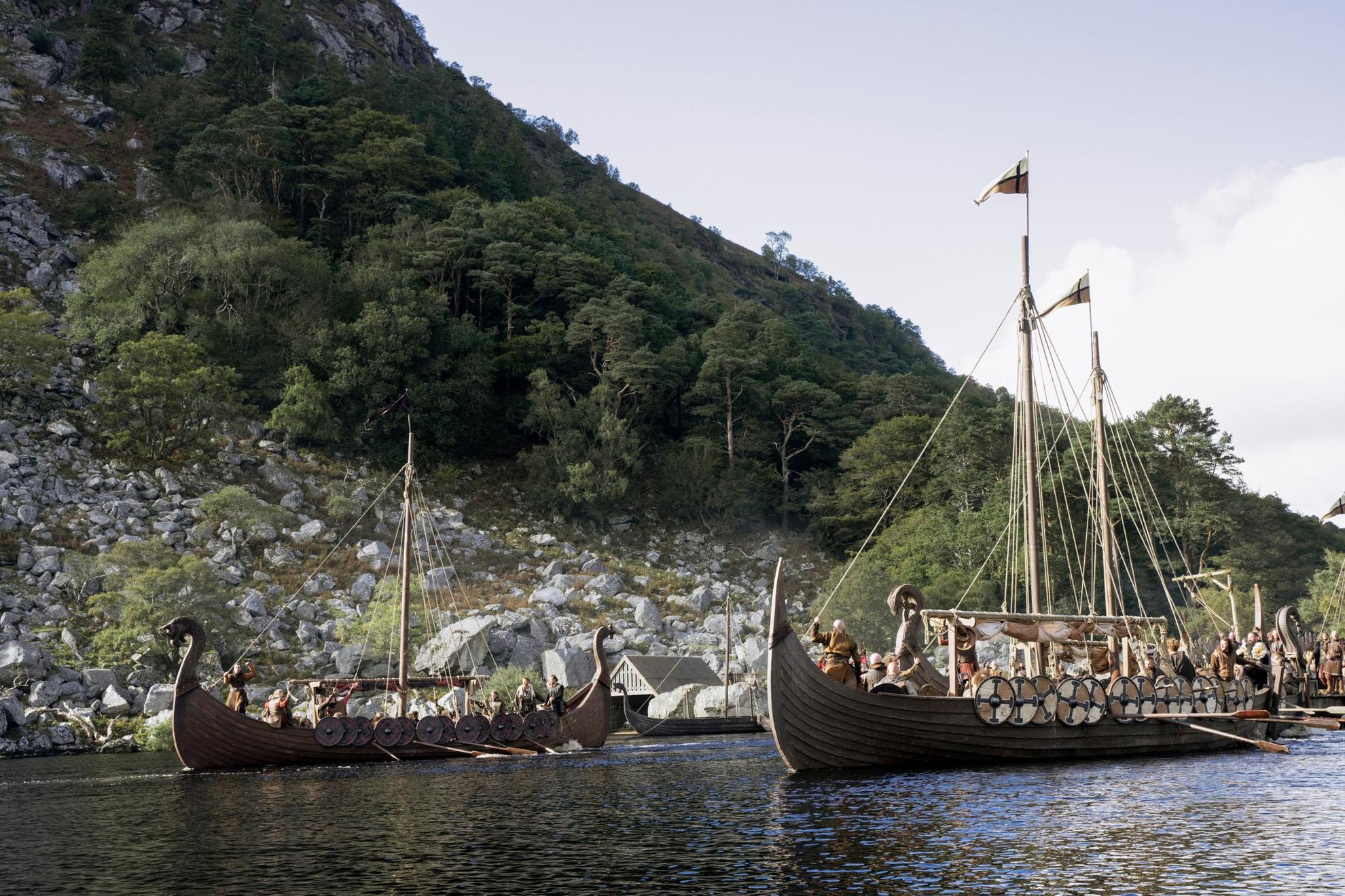 Vikingen in Vikingboten. Een afbeelding uit de tv-serie Vikings: Walhalla.