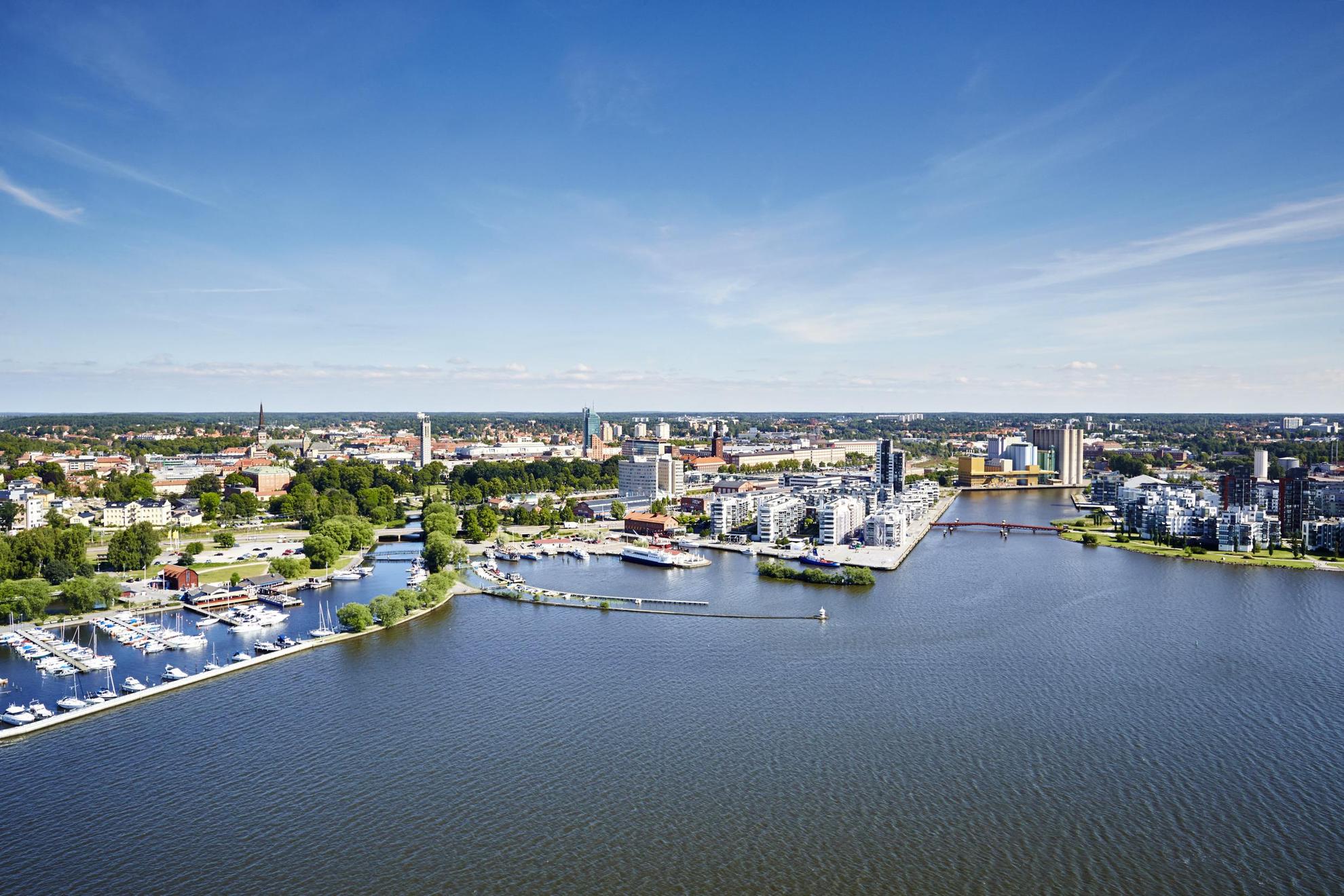 Een luchtfoto van Västerås in de zomer naast het water.