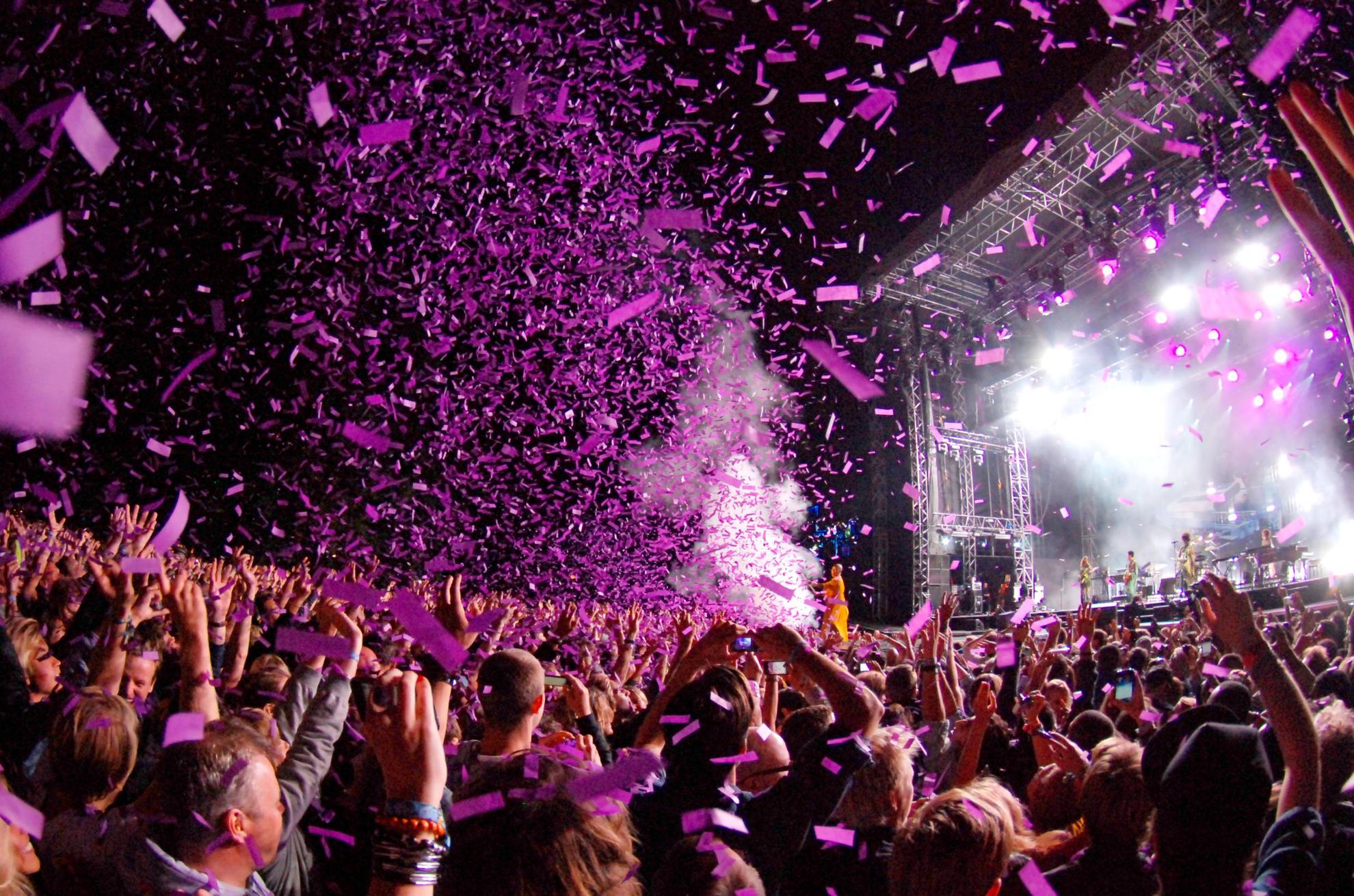 Confetti regent over het publiek tijdens een concert tijdens het Way Out West-festival in Göteborg.