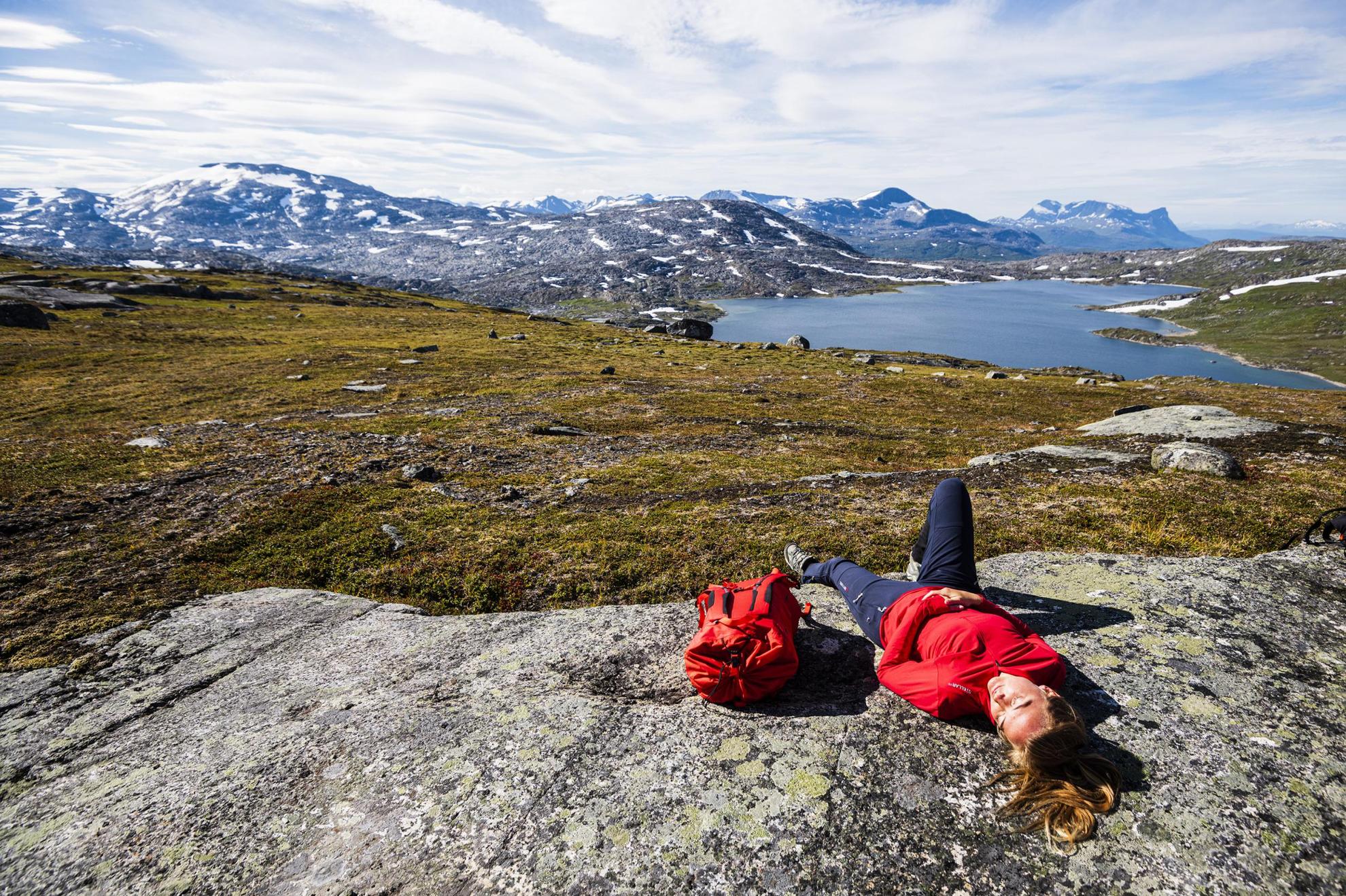 Een vrouw tot vaststelling van ontspannen. Het uitzicht op de berg Abisko op de achtergrond.